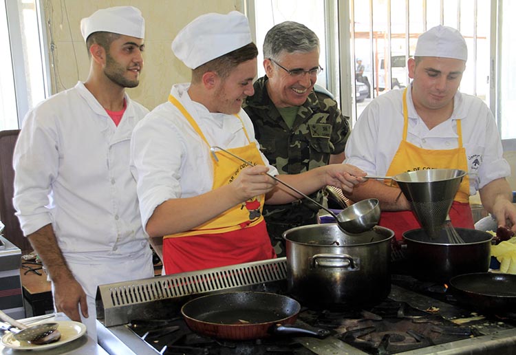 El Ejército español recurre a la cocina como instrumento de paz