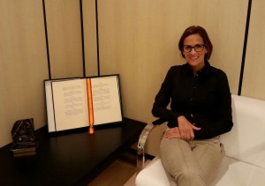 María Chivite junto a una reproducción de la Constitución de 1812 Foto: JJIzaguirre