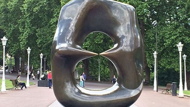 Comienza la instalación de esculturas de Henry Moore para una exposición en el Paseo de Sarasate