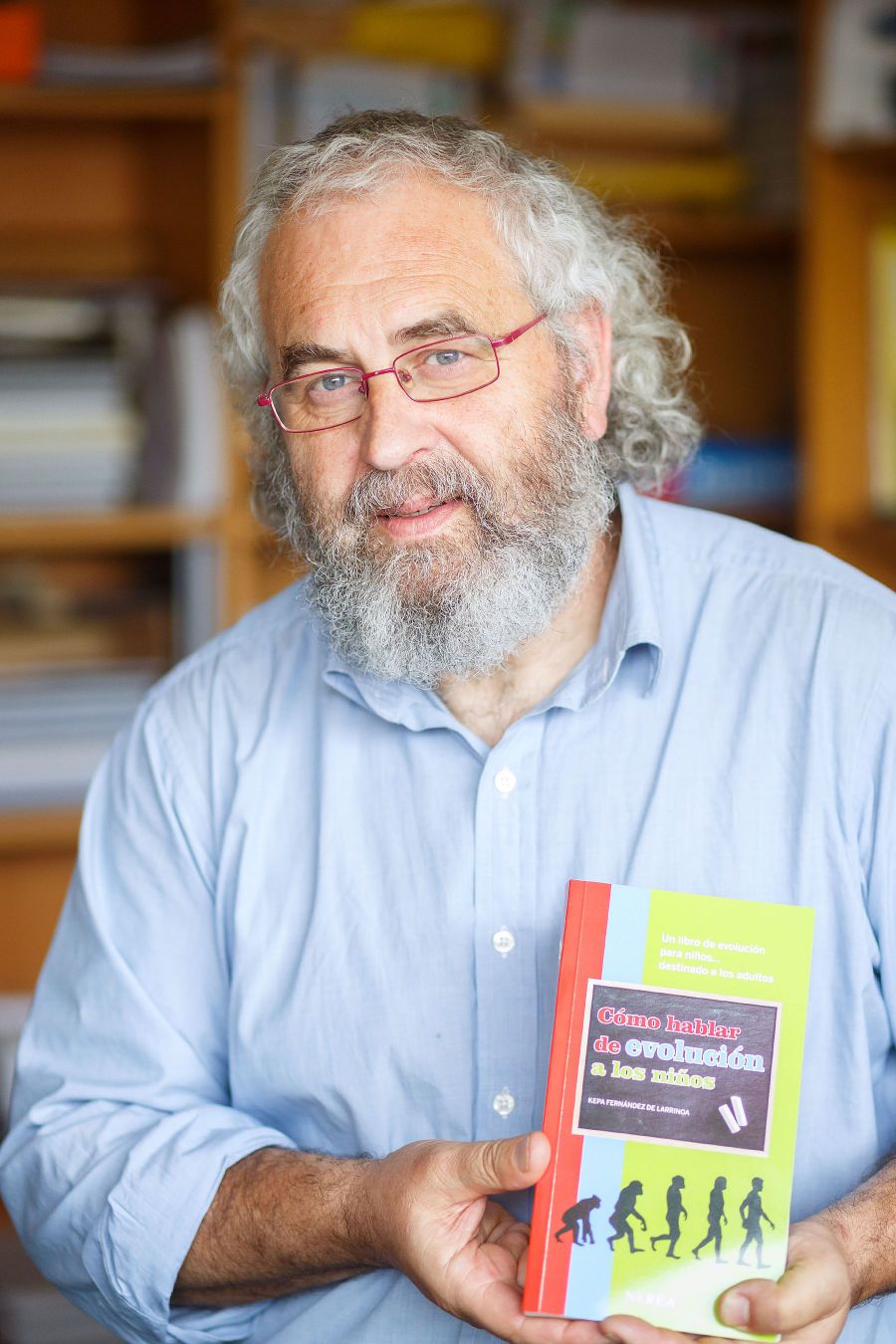 Un profesor de la UPNA publica un libro sobre la evolución humana de los niños para adultos