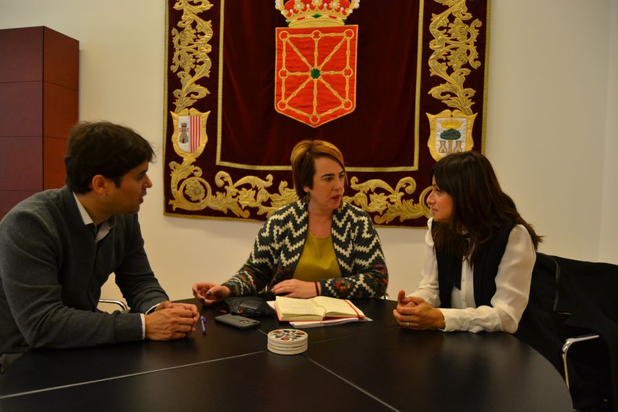 La Presidenta del Parlamento recibe a la Federación Navarra de Municipios y Concejos