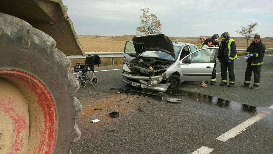 Una mujer herida grave al chocar con un tractor