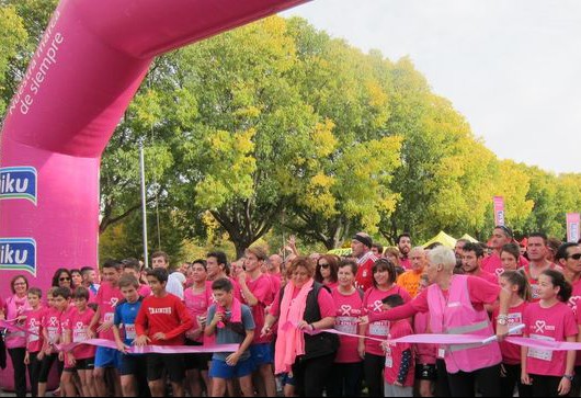Pamplona se une contra el cáncer de mama en la IV carrera solidaria organizada por Saray