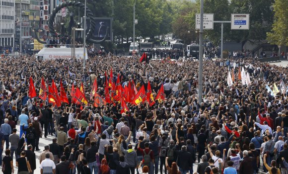 La policía carga contra miles de turcos concentrados en Ankara