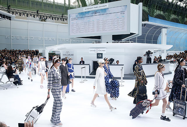 Lagerfeld invita a viajar con «Chanel Airlines»