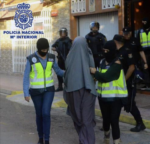 Interior dice que los detenidos captaban especialmente mujeres para EI