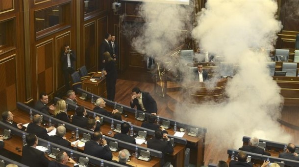 Diputados nacionalistas lanzan gases lacrimógenos en el Parlamento de Kosovo