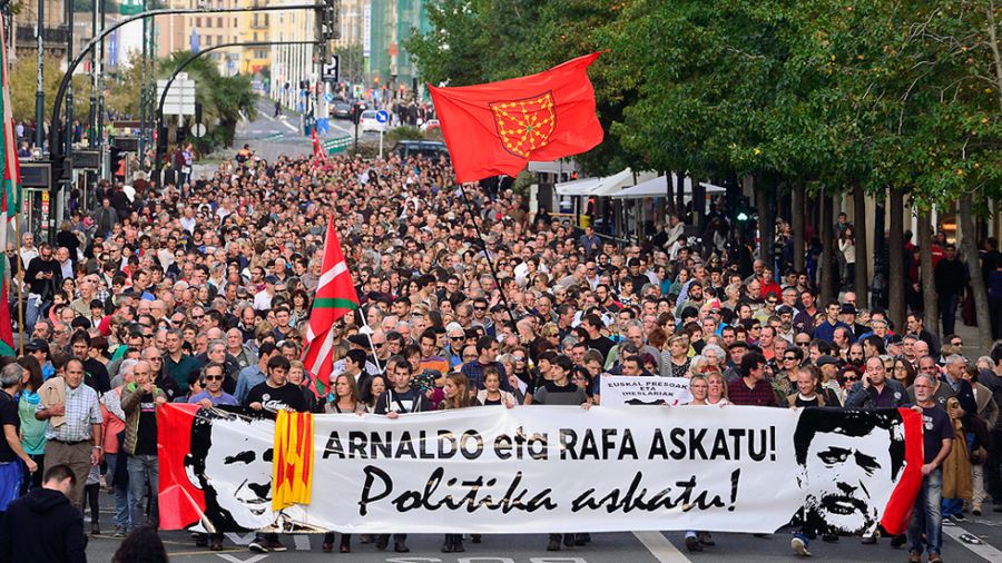 Miles de personas piden en San Sebastián la liberación de Otegi y Rafa Díez