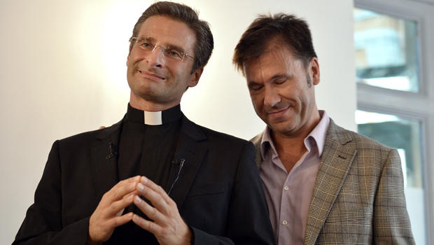 Expulsan de la Iglesia a un prelado polaco por declarar que es homosexual