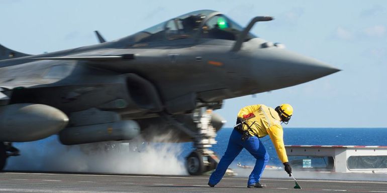 Francia lanza sus primeros ataques aéreos desde el portaviones 'Charles de Gaulle'