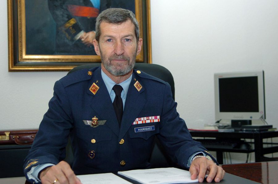 El Gobierno cesa por 