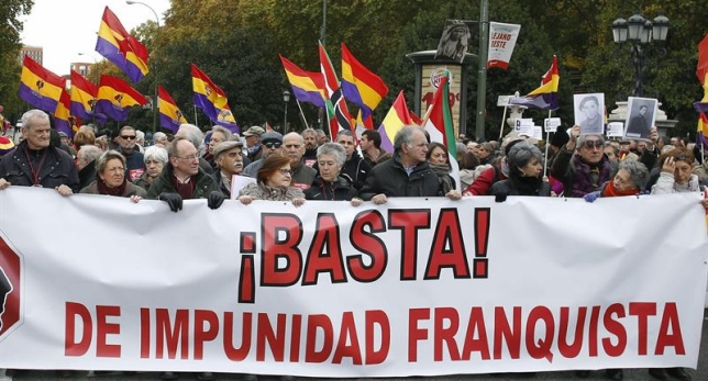 Un millar de personas recorren Madrid para exigir que se reconozca a las víctimas del franquismo
