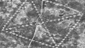 Una de las misteriosas figuras encontradas en Kazajistán, fotografiada desde el espacio / NASA