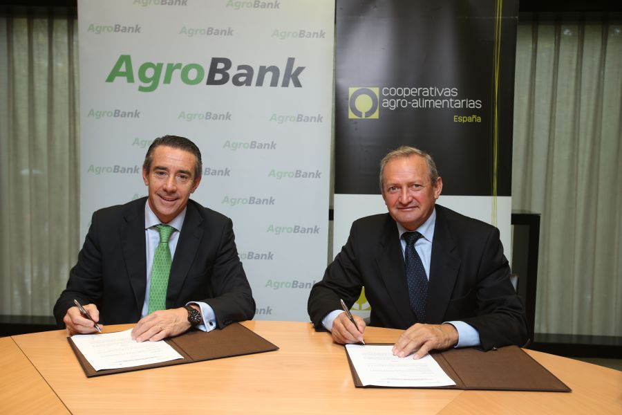 CaixaBank y Cooperativas Agro-alimentarias  de España firman un convenio para impulsar  la financiación