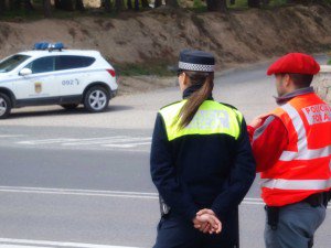 Las policías de Navarra realizan esta semana una campaña de control de las distracciones al volante
