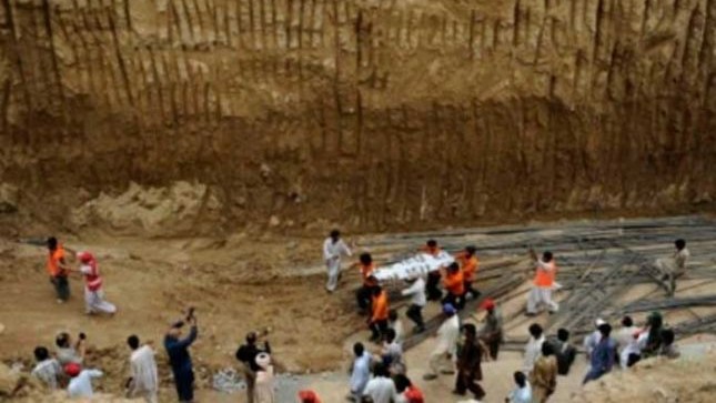 Al menos 10 muertos y 70 desaparecidos al derrumbarse una fábrica en Pakistán