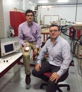 El investigador de la Universidad de Huelva Juan Antonio Gómez Galán, a la izquierda con el sensor, y el director general de Ontech Security, Juan Aponte. (Foto: Fundación Descubre)