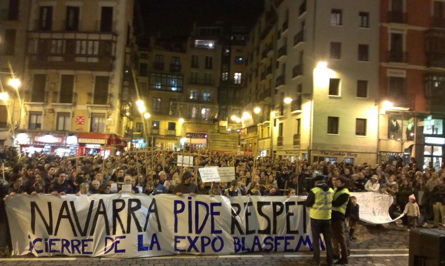 concentracion contra exposicion profana Azcona