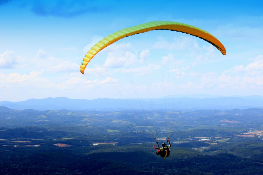Dos heridos al colisionar un parapente con un cable de alta tensión en Zudaire