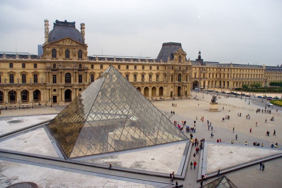 Un militar abre fuego tras ser atacado cerca del Louvre