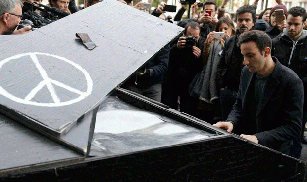 Un pianista conmueve a los parisinos al tocar 'Imagine' de John Lennon en el lugar de la masacre