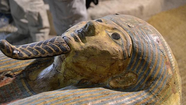 Arqueólogos españoles descubren intacto un sarcófago faraónico de 3 mil años