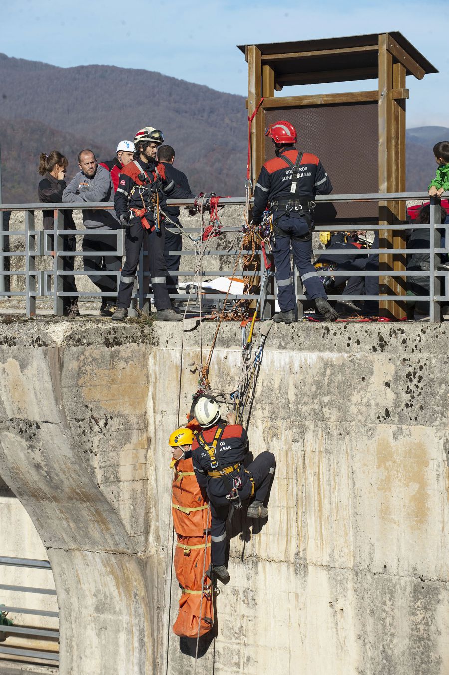 200 efectivos de Navarra y Pirineos Atlánticos ensayan un terremoto simulado