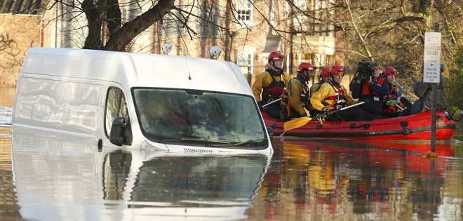 Cameron visita las zonas afectadas por las inundaciones