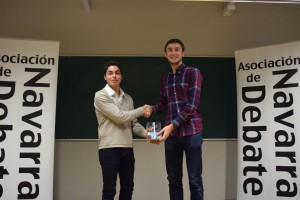 El subcampeón, Íñigo de Carlos (dcha.), recoge su premio de manos de Ángel Núñez.