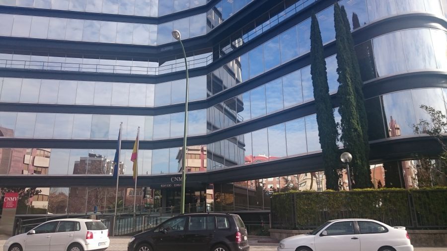 La CNMV suspende la cotización de las acciones de Abanca y Liberbank