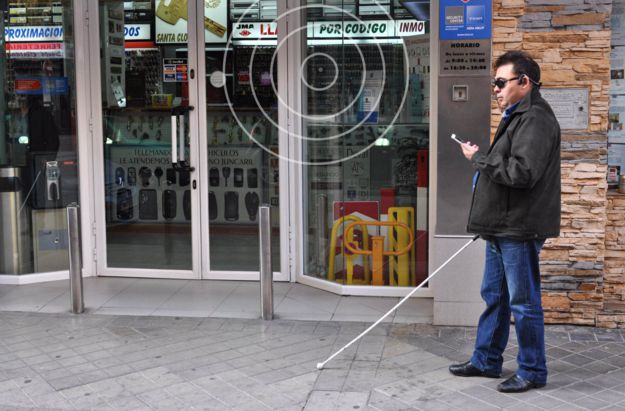 Comercios emblemáticos de Granada son ahora 'visibles' para las personas ciegas