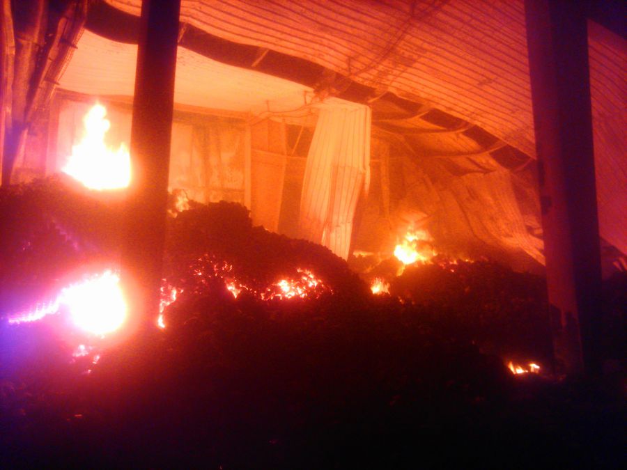 Un incendio destruye un almacén de la empresa Iberembal, de San Adrián, causando graves daños sin provocar heridos