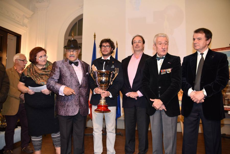 El radiólogo Teddy Cobeña gana 4 premios de escultura en 22 días