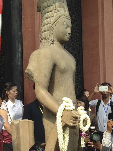 Francia devuelve a Camboya la cabeza de una estatua expoliada hace 130 años