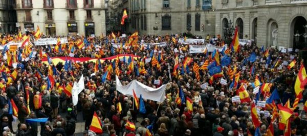 Miles de personas se concentran en Barcelona en contra de la independencia