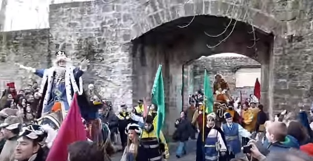 SS MM Los Reyes Magos de Oriente entran en Pamplona por el Puente de la Magdalena