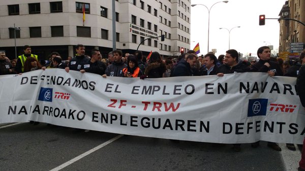 Miles de personas se manifiestan en contra de los despidos en TRW y en defensa del empleo en Navarra