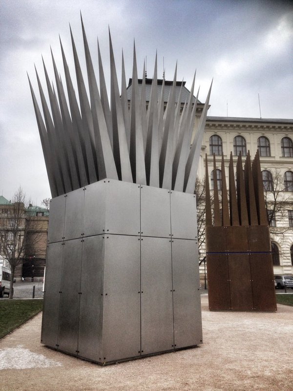Praga inaugura una obra póstuma de John Hejduk en homenaje a joven quemado a lo bonzo