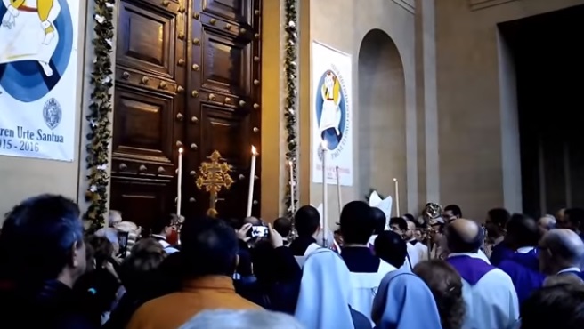 Puerta santa catedral de pamplona año jubilar misericordia 2015