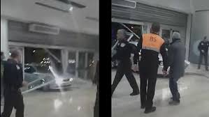 Doce heridos tras un alunizaje en un centro comercial de Barcelona lleno de clientes