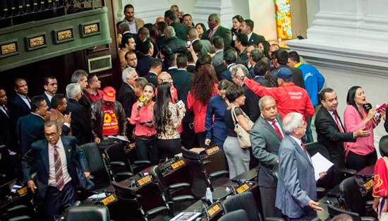 El chavismo boicotea la toma de posesión de los nuevos diputados