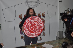Mikel Urmenta con el símbolo de la nueva marca