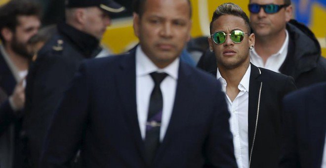 Neymar declara durante hora y media ante el juez y afirma que firmaba lo que le decía su padre