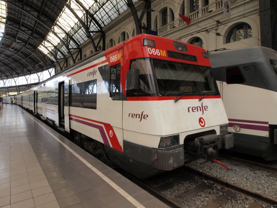 Suprimida la circulación de trenes en Barcelona por humo en los túneles