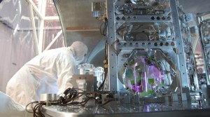 Científico trabajando en el observatorio estadounidense de interferometría láser (LIGO) en Hanford.