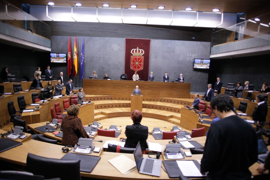 Minuto de silencio en el Parlamento de Navarra en recuerdo a los desplazados por la violencia de ETA