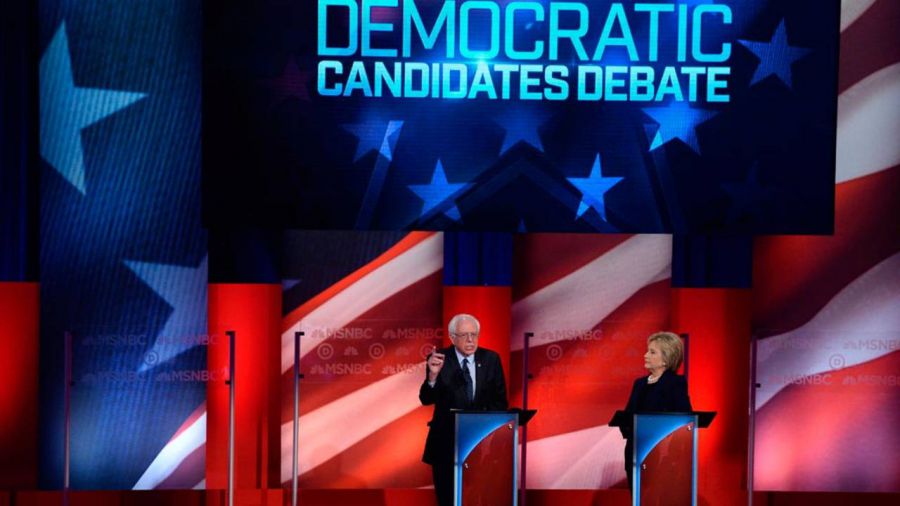 Clinton y Sanders cruzan duras críticas en su primer cara a cara