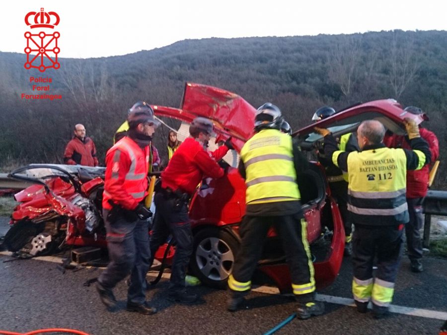 Un joven de 20 años herido grave en una colisión un turismo y un camión cargado de gasoil en Acedo (Navarra)