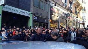 Unos 300 policías municipales acorralan al concejal de Seguridad de Ahora Madrid durante una protesta