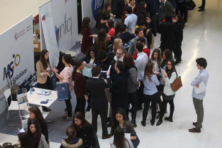 500 estudiantes participan en la jornada de empleo de la Universidad de Navarra